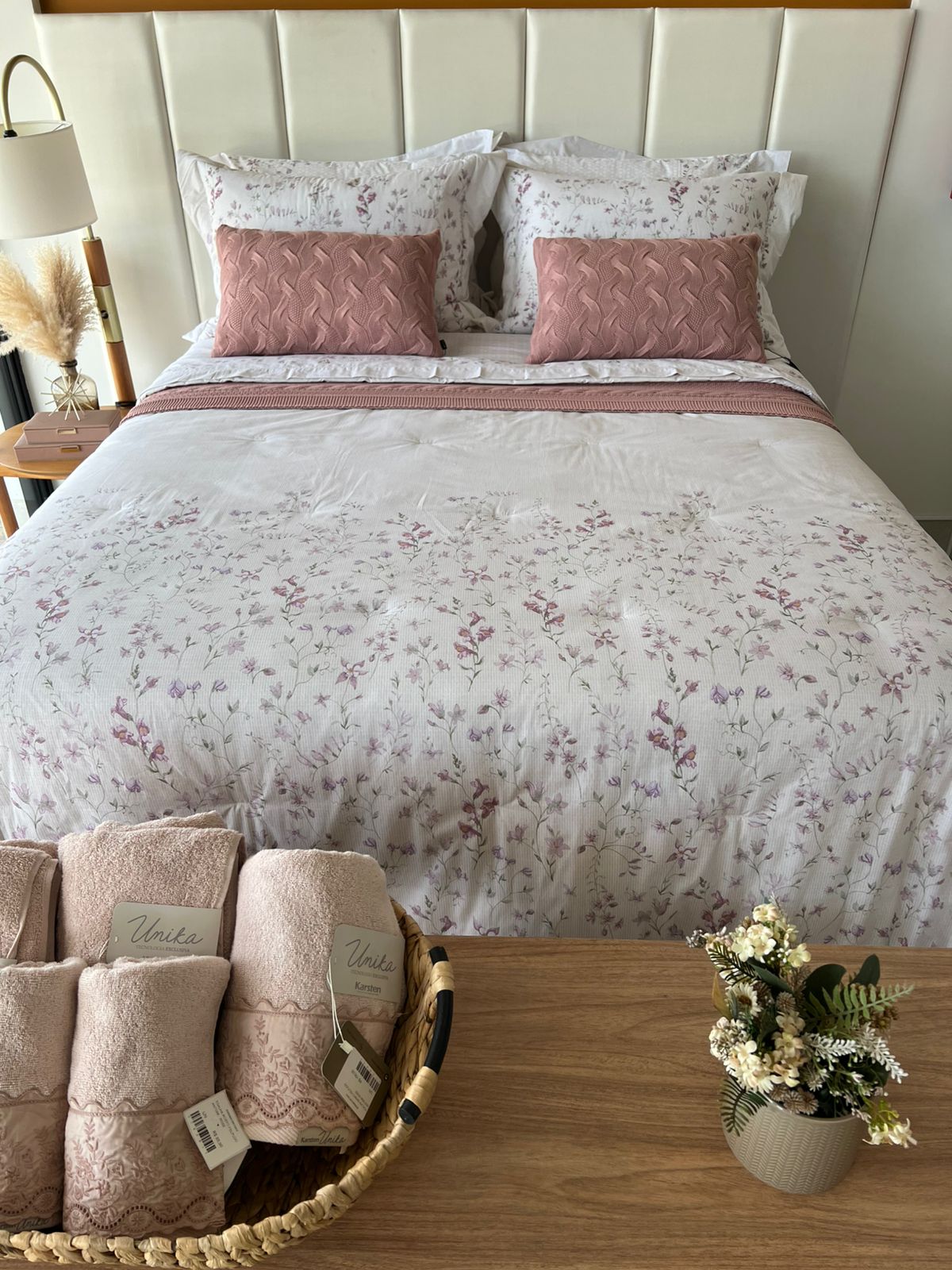 Enxoval floral em tons suaves com almofadas e toalhas coordenadas