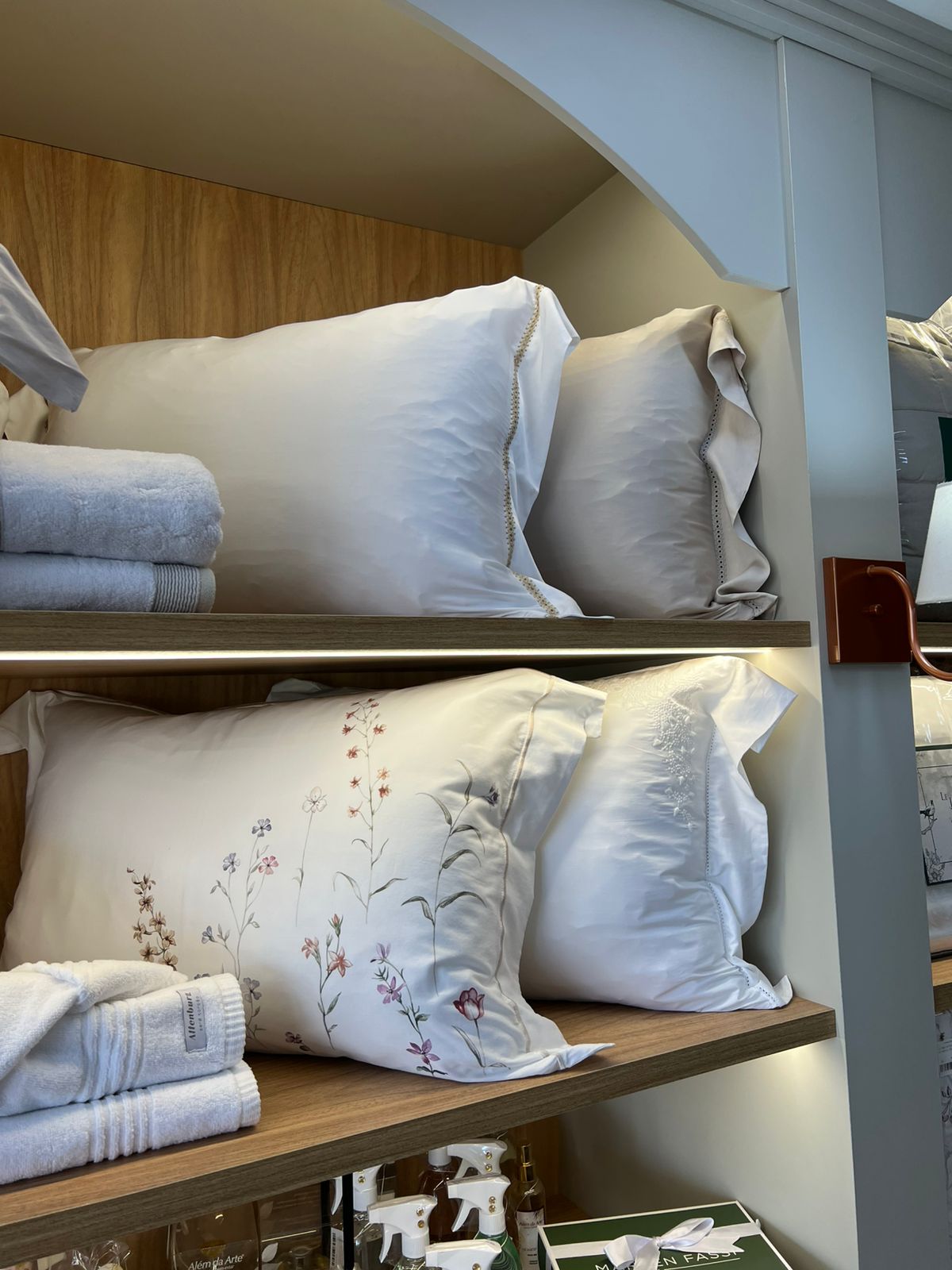 Prateleiras da SonharInfinit com jogos de cama e toalhas